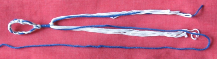 na 1e knoop, 10 windingen blauw en 1/2 knoop